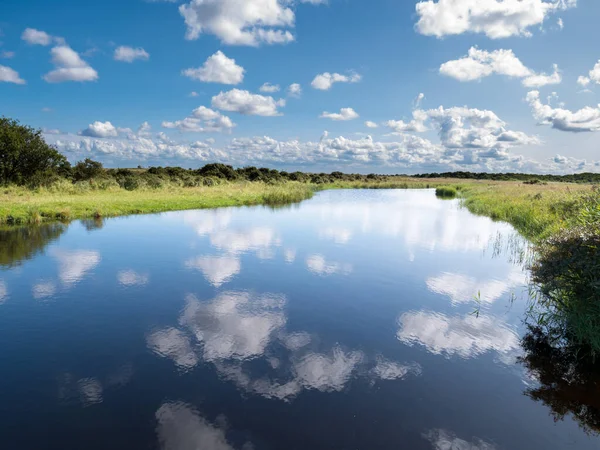 海南沼泽地运河水中积云的反射 — 图库照片