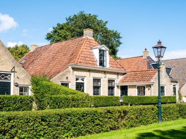 Batı Frizya adası Schiermonnikoog 'daki eski evlerin Gables' ı