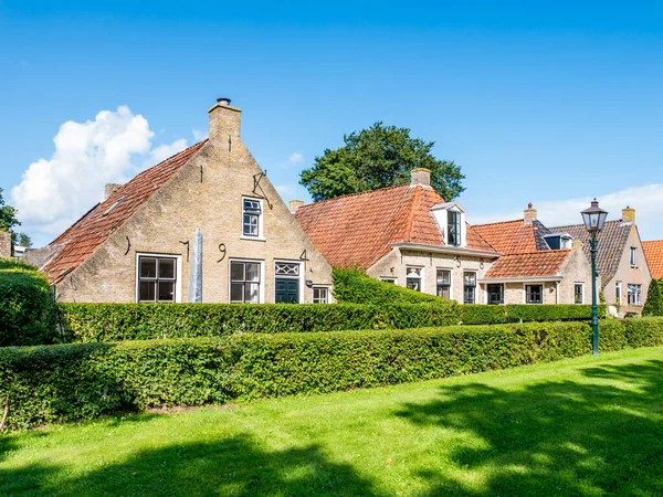 Cabos de casas antigas na ilha da Frísia Ocidental Schiermonnikoog, Net — Fotografia de Stock