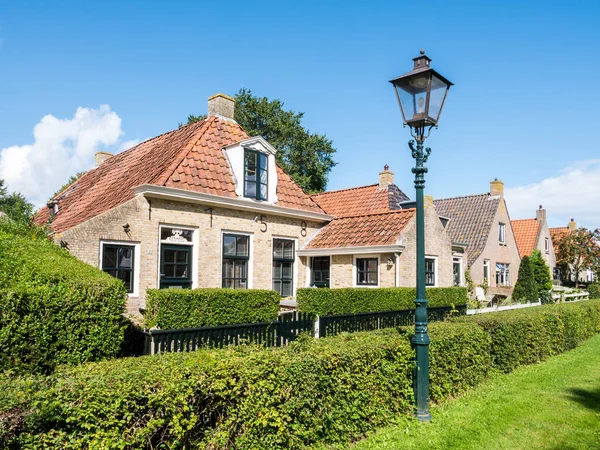 Caballas de casas antiguas en la isla de Frisia Occidental Schiermonnikoog, Net — Foto de Stock