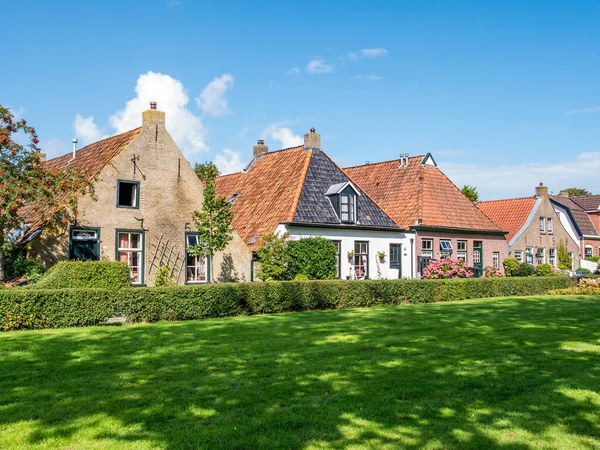 Caballas de casas antiguas en la isla de Frisia Occidental Schiermonnikoog, Net — Foto de Stock