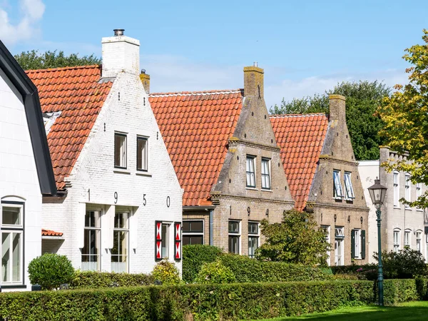 Caballas de casas antiguas en la isla de Frisia Occidental Schiermonnikoog, Net — Foto de Stock