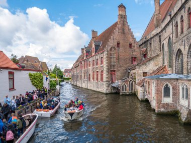 Bruges, Belçika 'daki Saint Johns Hastanesi yakınlarındaki Halk, Tekneler ve Bakkersrei Kanalı