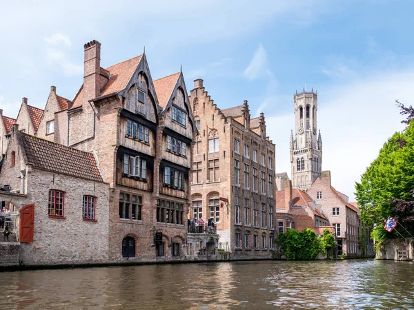 Canal de Kraanrei con edificios históricos y campanario en Brujas, Bélgica — Foto de Stock