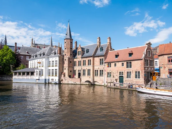 Guildhall histórico de curtidores y hotel a lo largo del canal Dijver en Brujas, Bélgica — Foto de Stock