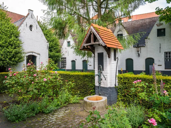 Jardín en el patio de limosnas De Muelenaere, Nieuwe Gentweg, Brujas, Bélgica — Foto de Stock
