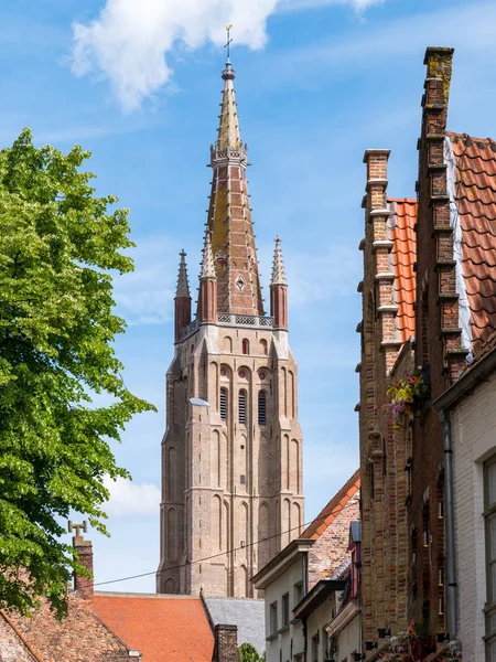 Torre de la Iglesia de Nuestra Señora, Onze-lieve-vrouwekerk, en Brujas, Bélgica — Foto de Stock