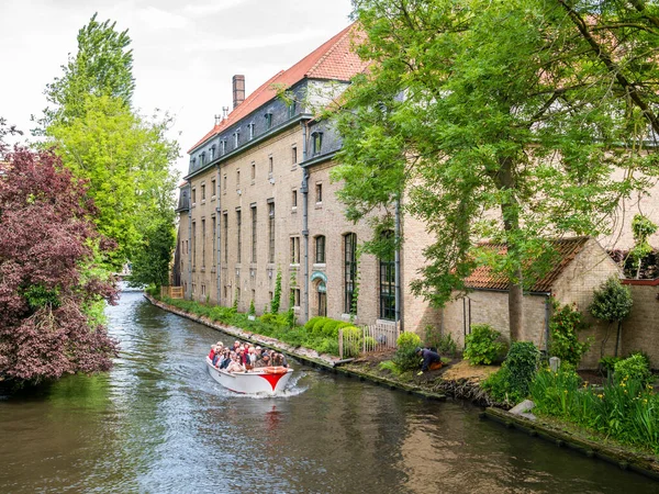 Gente en barco en el canal Bakkersrei en el casco antiguo de Brujas, Bélgica — Foto de Stock