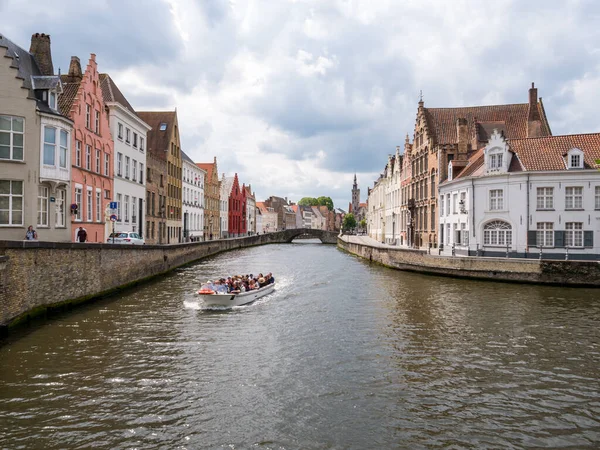 Paseo en barco por el histórico canal de Spiegelrei en el casco antiguo de Brujas, Bélgica — Foto de Stock