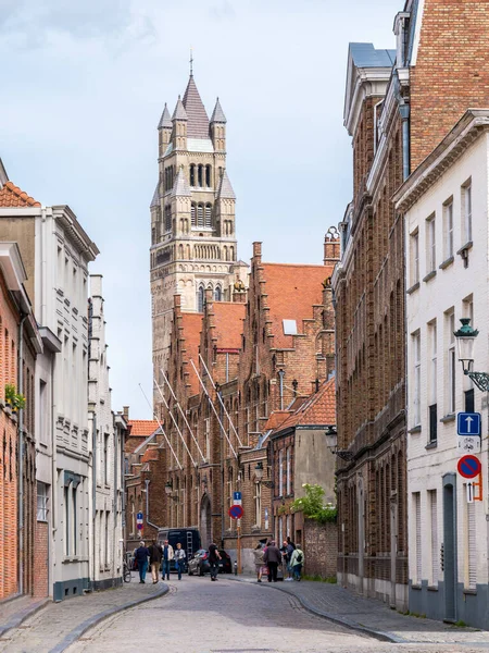 Streetscene Oostmeers y torre de la Catedral de San Salvador en Brujas, Bélgica — Foto de Stock