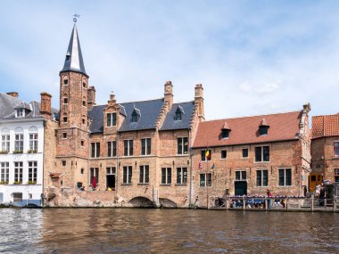 Bruges, Belçika 'daki Dijver Kanalı boyunca uzanan tarihi bronzlaşma loncası.