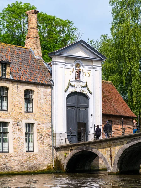 Puerta de entrada a Begijnhof, Beguinage, y puente sobre el canal en Brujas, Bélgica — Foto de Stock