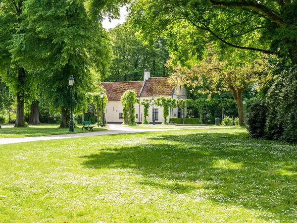 Green lawn and house in Minnewaterpark in Bruges, West Flanders, Belgium — Stock Photo, Image