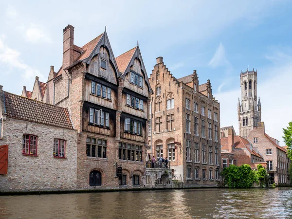 Canal de Kraanrei con edificios históricos y campanario en Brujas, Bélgica — Foto de Stock