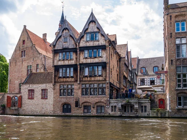 Hotel en edificio histórico con fachada de entramado de madera a lo largo del canal de Kraanrei en Brujas, Bélgica — Foto de Stock