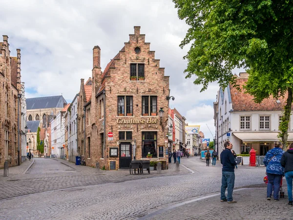 Scena uliczna w zabytkowym starym mieście Brugia, Flandria Zachodnia, Belgia — Zdjęcie stockowe