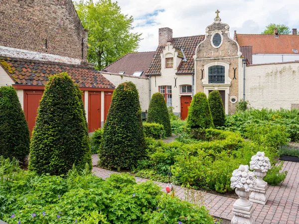 Jardín en el patio de almshouse De Vos en Brujas, Bélgica — Foto de Stock