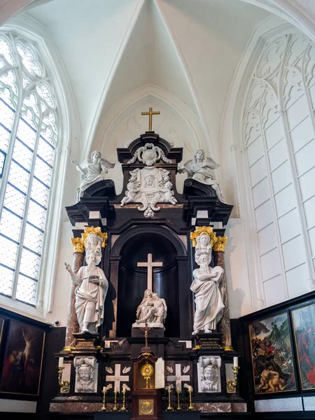 ベルギーのブルージュにあるOnze-Live-Vrouwekerkの聖母教会の内部 — ストック写真