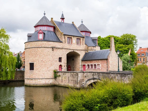 Ezelpoort, puerta del burro, en el casco antiguo de Brujas, Flandes Occidental, Bélgica — Foto de Stock