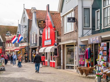 Hollanda, Noord-Hollanda, Volendam 'daki ana caddedeki insanlar ve dükkanlar