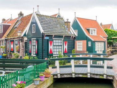 Volendam, Noord-Holland, Hollanda 'daki Doolhof Kanalı' na giden köprü.