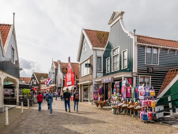 볼펜 담 (volendam), 네덜란드 노르드 홀랜드 (noord-holland) 의 주요 거리 별장에 있는 사람들 과 상점 들 — 스톡 사진