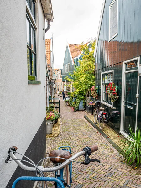 Bicicleta en pequeña calle Kerkepad en Volendam, Holanda Septentrional, Países Bajos — Foto de Stock