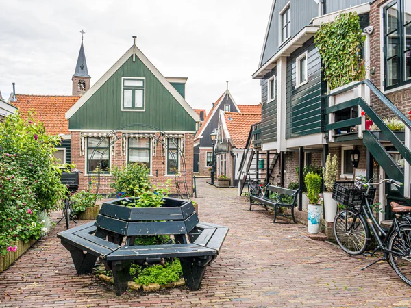 Plaza de la calle Kerkepad en el casco antiguo de Volendam, Noord-Holland, Países Bajos — Foto de Stock