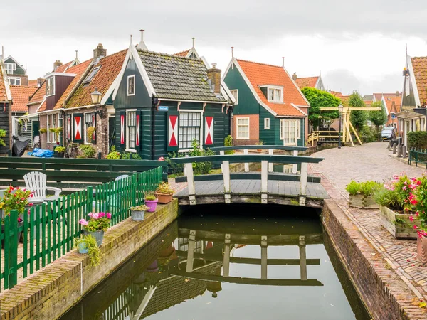 Volendam, Noord-Holland, Hollanda 'daki Doolhof Kanalı' na giden köprü.
