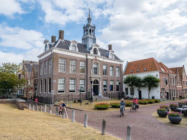 Emberek és régi városháza a Damplein téren Edamban, Noord-Hollandiában, Hollandiában — Stock Fotó