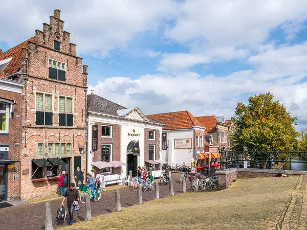 Escena callejera en el casco antiguo de Edam, Holanda Septentrional, Países Bajos — Foto de Stock