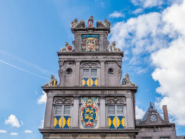 Trapgevel en wapen van het voormalige Statencollege, nu Westfries Museum, Hoorn, Nederland — Stockfoto