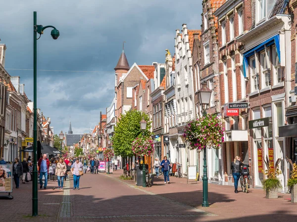 Personas en la calle comercial Grote Noord en el centro de Hoorn, Noord-Holland, Países Bajos — Foto de Stock