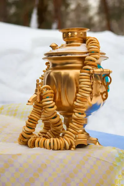 Çörek karlı Rusya ile bir semaver