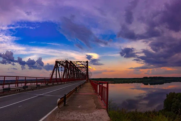 Günbatımı Vychegda nehrinde. Rusya, Komi Cumhuriyeti