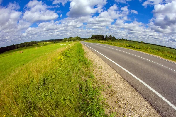 Yolda şehir köyden bulutlar ile