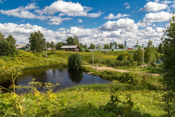 Klasik Rus kırsal manzara Köyü Ust-Vym, Rusya Federasyonu, Komi Cumhuriyeti yakınındaki bir manastır ile