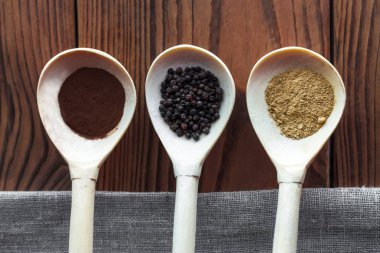 Tahta kaşıklarda çeşitli baharatlar.