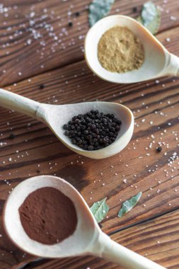 Tahta kaşıklarda çeşitli baharatlar.