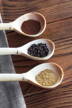 Tahta kaşıklarda çeşitli baharatlar.
