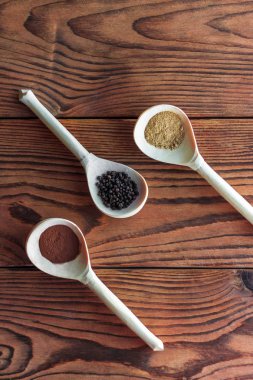 Tahta kaşıklarda çeşitli baharatlar.