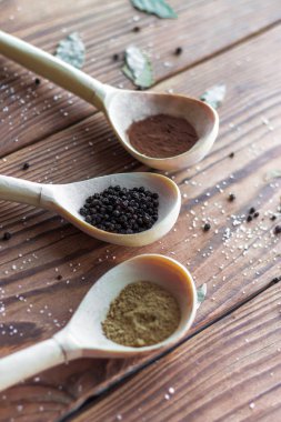 Tahta kaşıklarda çeşitli baharatlar.