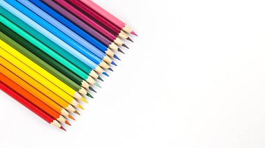 Beyaz arkaplanda renkli kalem