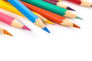 Beyaz arkaplanda renkli kalem