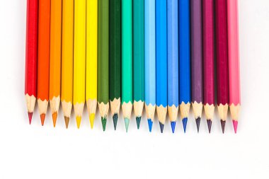 Beyaz arkaplanda renkli kalem