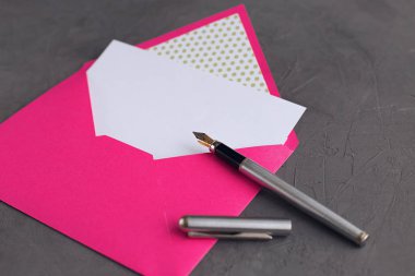 Pembe zarfın üzerine taş arka plan yakın çekim