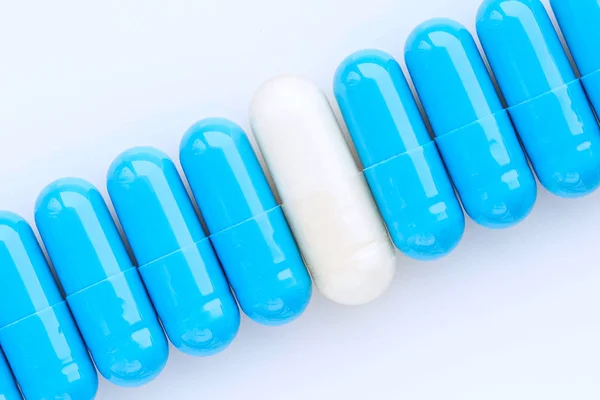 Capsules de médicaments. Capsules de médecine bleue et blanche. Vue du dessus des capsules médicinales — Photo