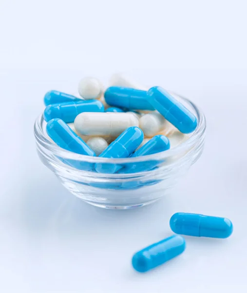 Capsules de médicaments. Capsules de médecine bleue et blanche — Photo