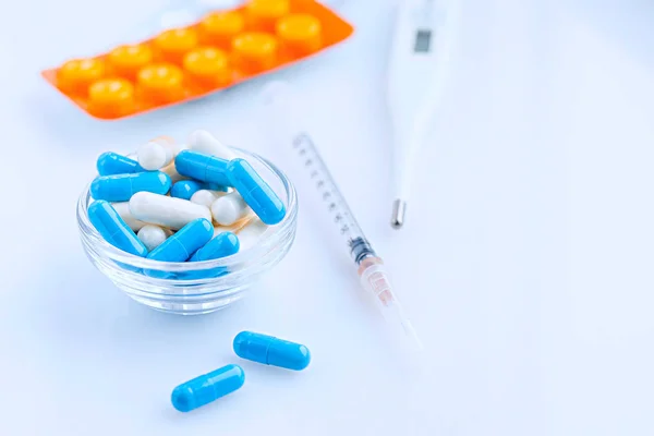 İlaç hap, Tablet ve kapsüller. Mavi ve beyaz tıp kapsül portre — Stok fotoğraf