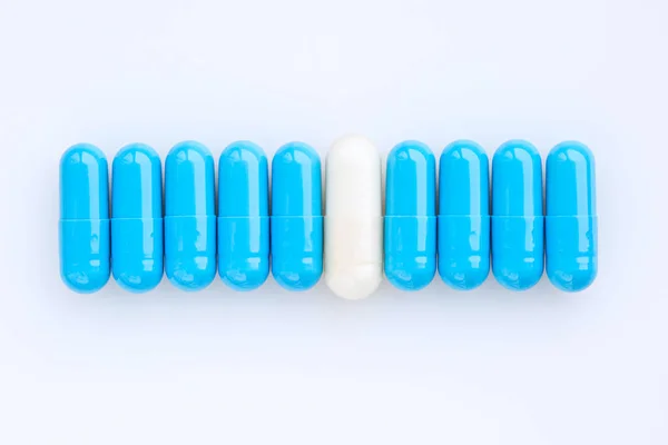 Capsules de médicaments. Capsules de médecine bleue et blanche. Vue du dessus des capsules médicinales — Photo